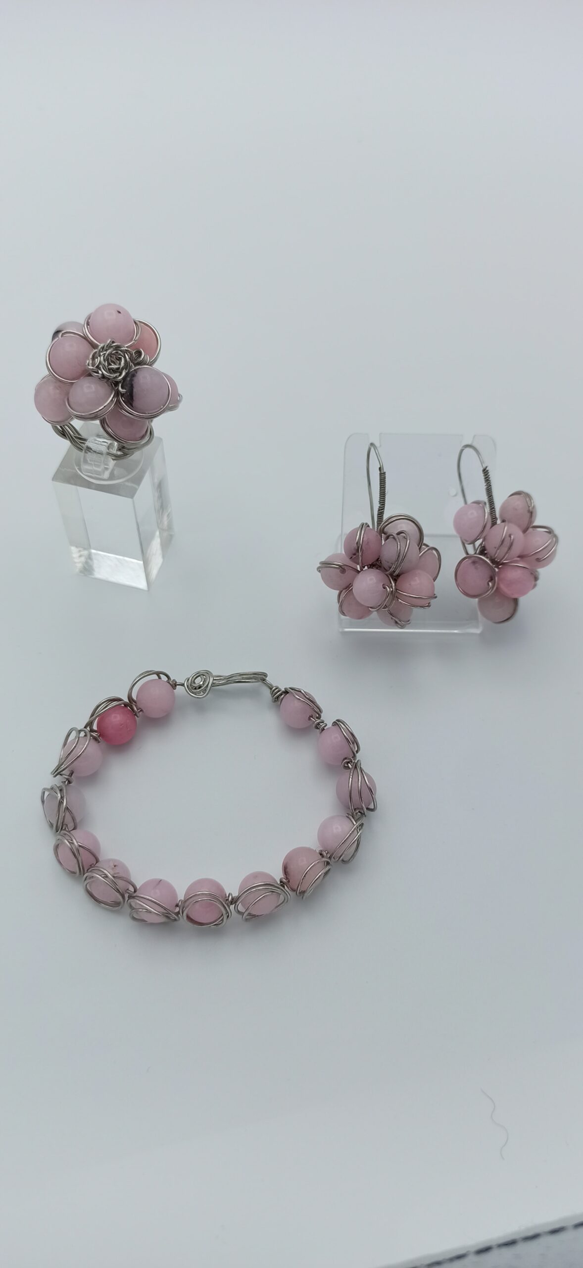 Este conjunto es de jaspe color cerezo
